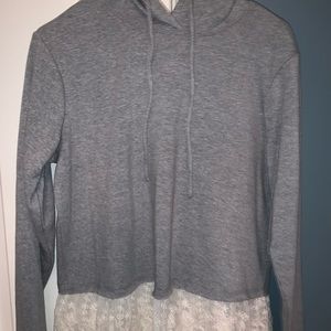 Casual sweatshirt w/lace trim